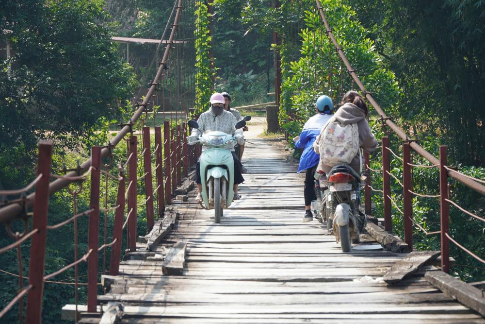Scene of people crossing the suspension bridge. Photo: Quach Du.