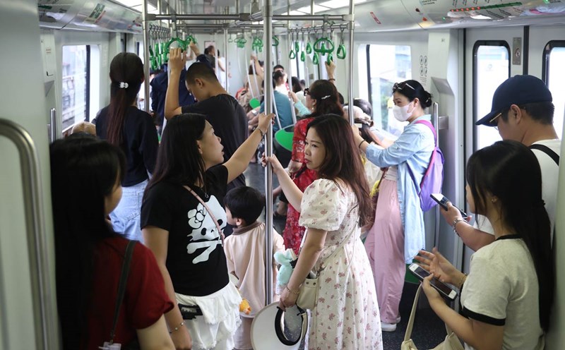 Hot sunny holiday, people flock to experience elevated metro