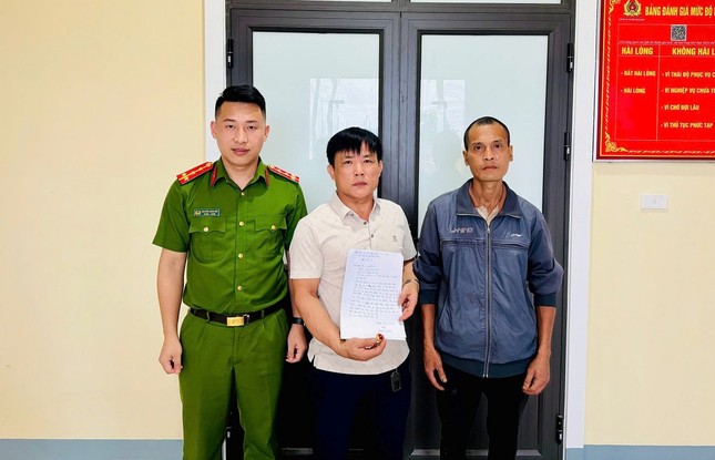 Trung Phuc Cuong Commune Police returned the gold ring to Mr. Dung in person under the witness of Mr. Loi. Photo: Ngoc Anh