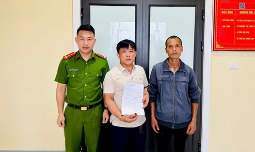 Công an xã Trung Phúc Cường trao trả nhẫn vàng cho anh Dũng dưới sự chứng kiến của anh Lợi. Ảnh: Ngọc Anh