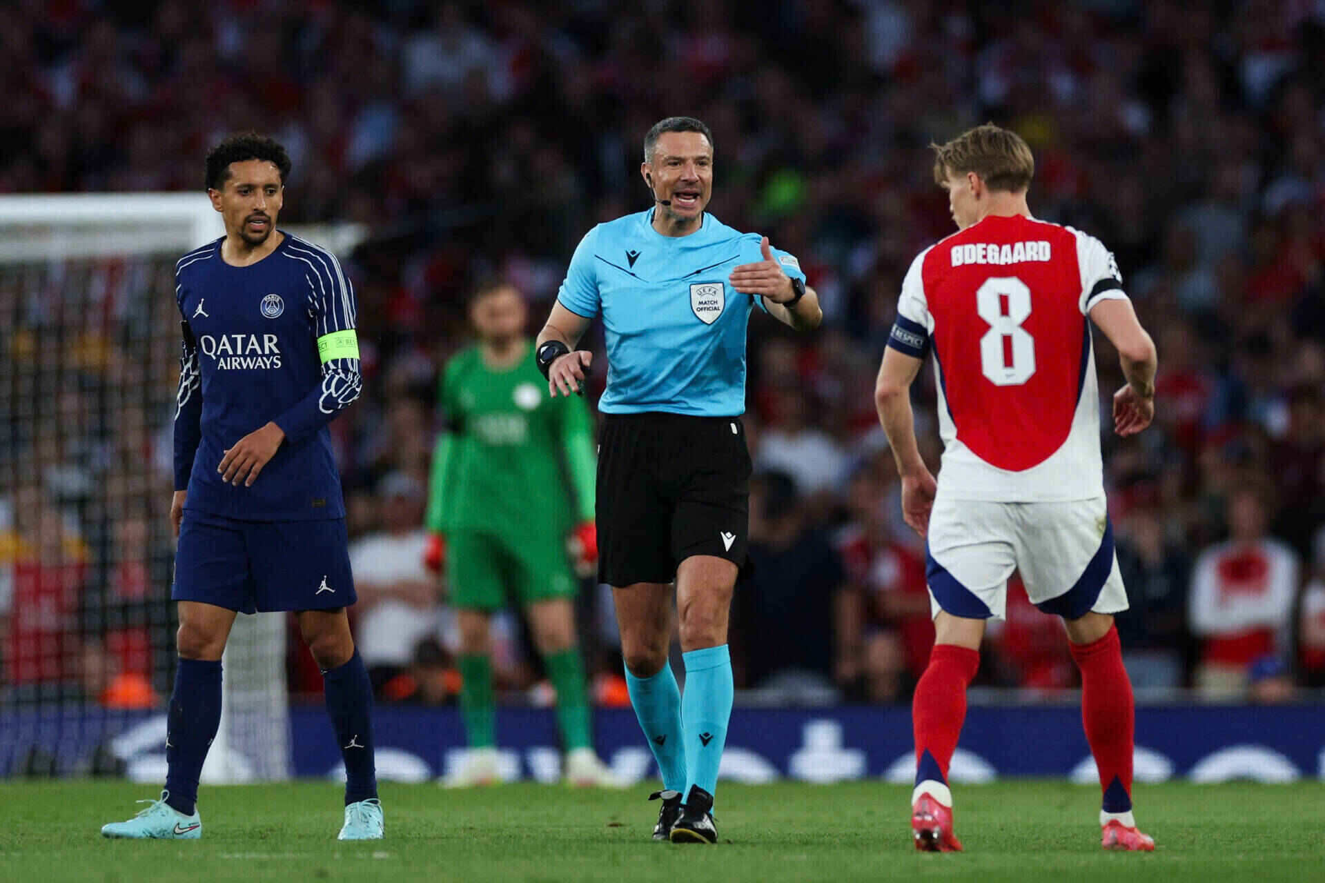 Martin Odegaard (numero 8) jugo una decepcion en la derrota de Arsenal ante el PSG en la Liga de Campeones. Imagen de AFP