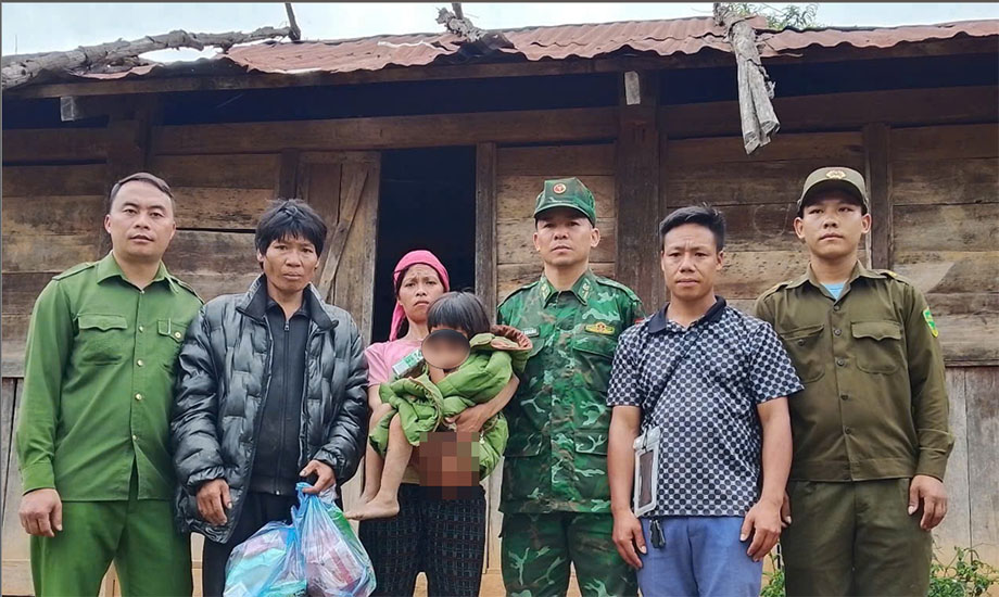 The search force handed over the child to the family safely. Photo: Provided by Lai Chau Police