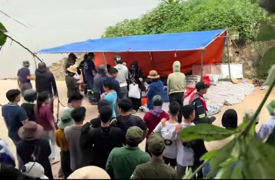 Luc luong tim kiem cuu nan ban giao thi the nan nhan cho gia dinh tai ben do Giong thon Phuong Cap, Hiep Hoa, Vu Thu, Thai Binh