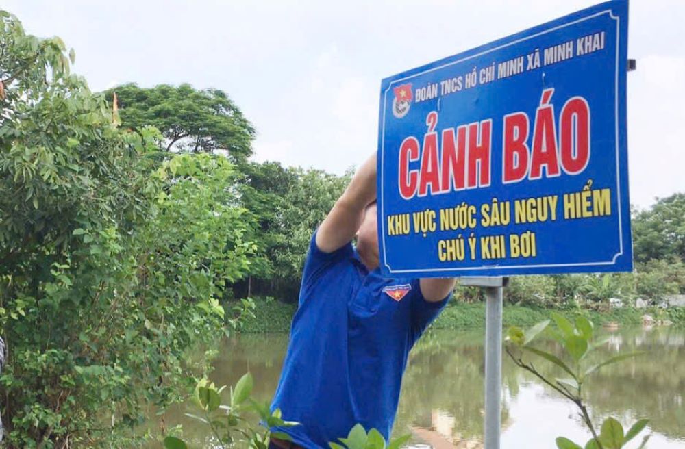 Cắm biển cảnh báo nguy hiểm, nguy cơ đuối nước tại xã Minh Khai (huyện Vũ Thư, tỉnh Thái Bình). Ảnh: Công an tỉnh Thái Bình