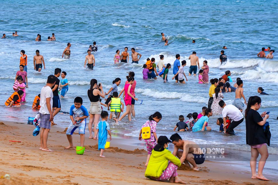 Bien Quy Nhon don dong dao du khach. Anh: Dung Nhan
