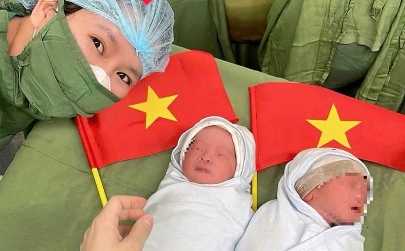 The special twin couple born on April 30 were named Hoa Binh - Thong Nhat. Photo: Ngoc Anh