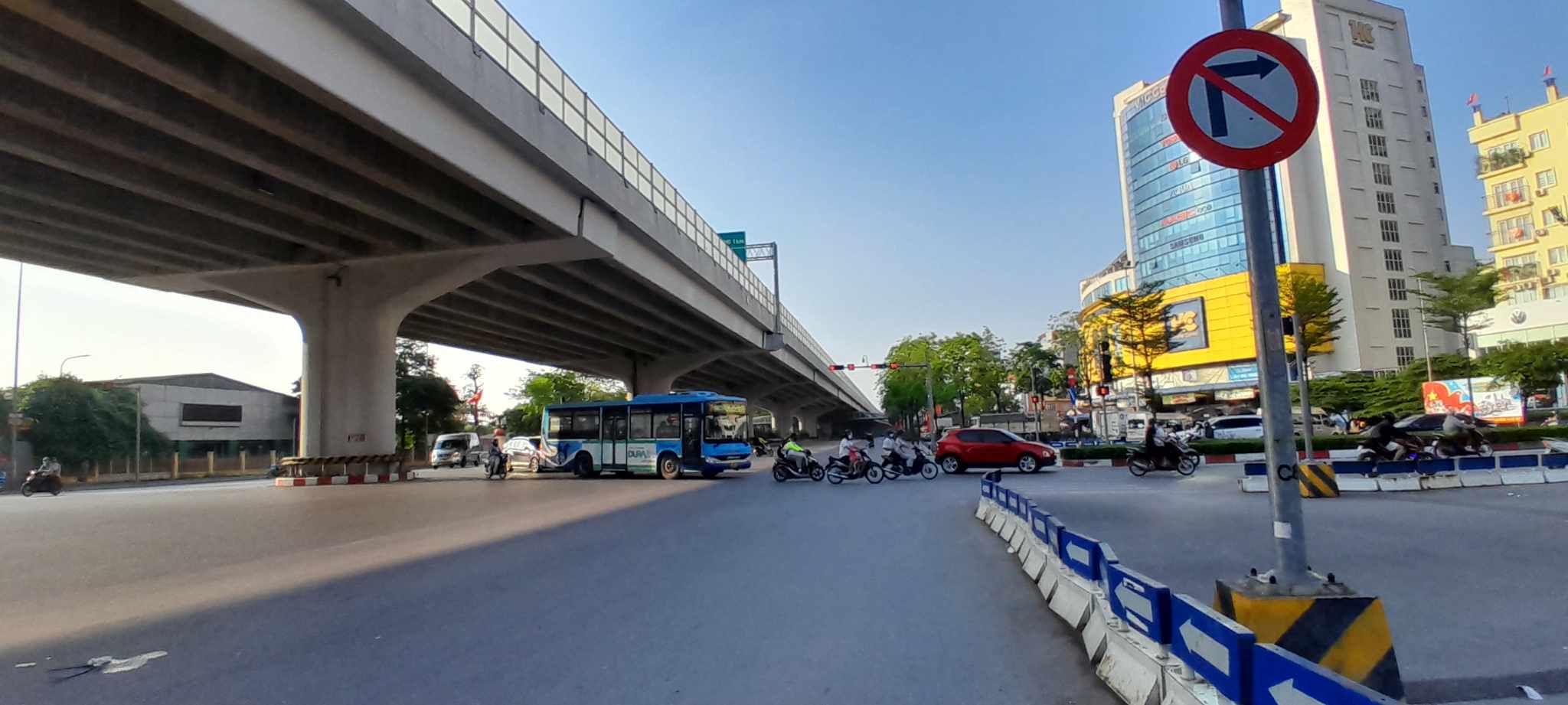 Hanoi streets are airy on May 2. Photo: Xuyen Dong