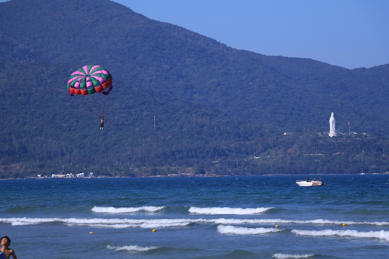 Los turistas que llegan a Danang pueden volar con sus paracaidas. Imagen: En el corazon