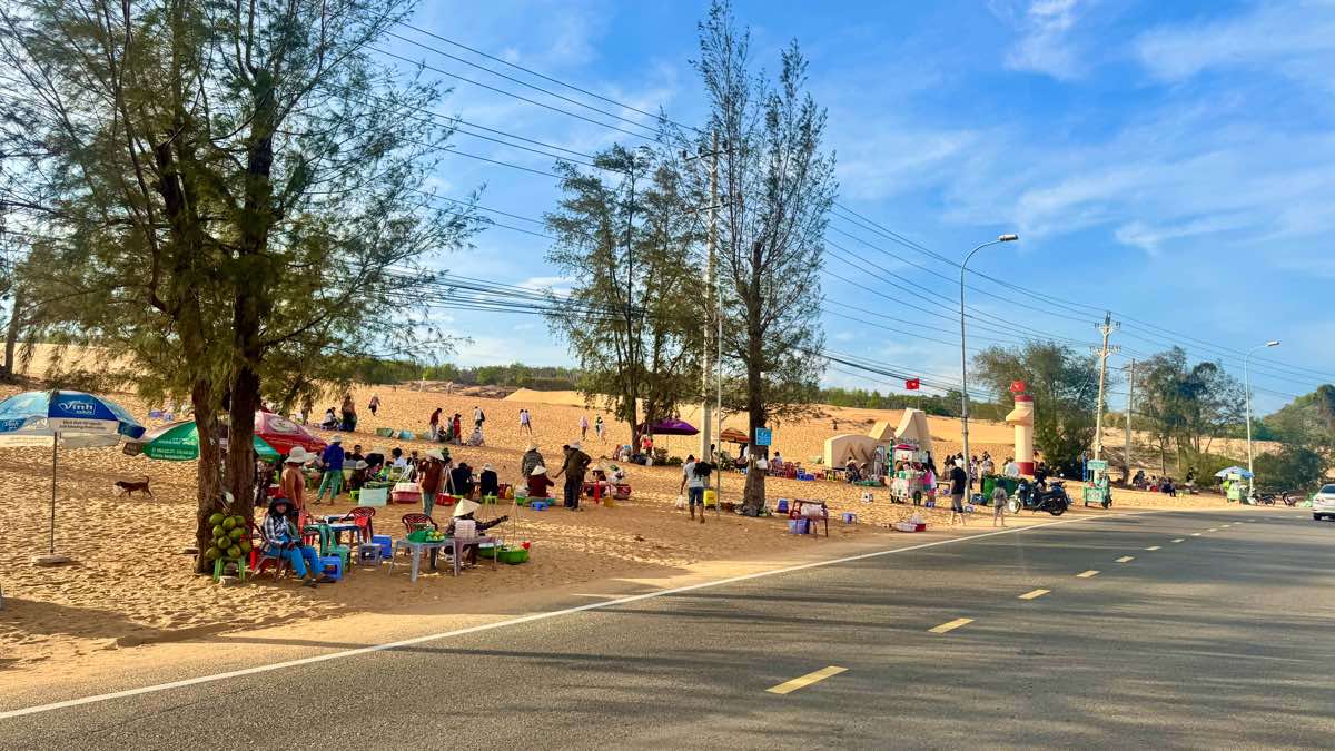Khung canh tap nap tai doi cat Mui Ne. Anh: Duy Tuan
