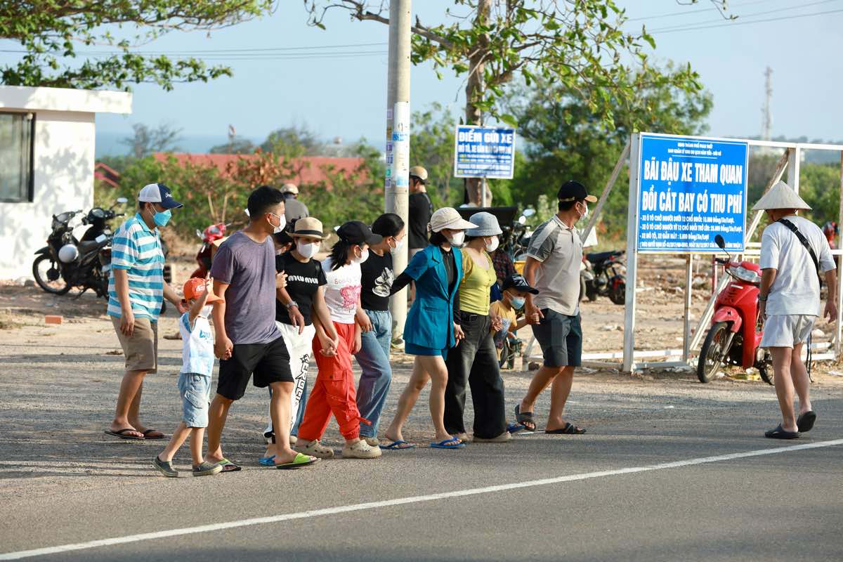 Cang ve chieu, troi mat me cang dong du khach den doi cat Mui Ne. A1: