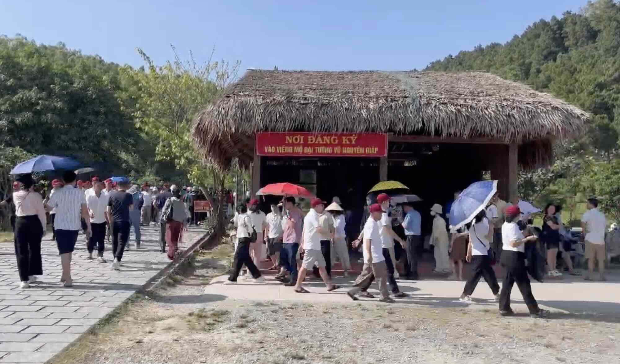 El mar de hombres se dirigio a la tumba del general Wu Yuanjiap para encender incienso.