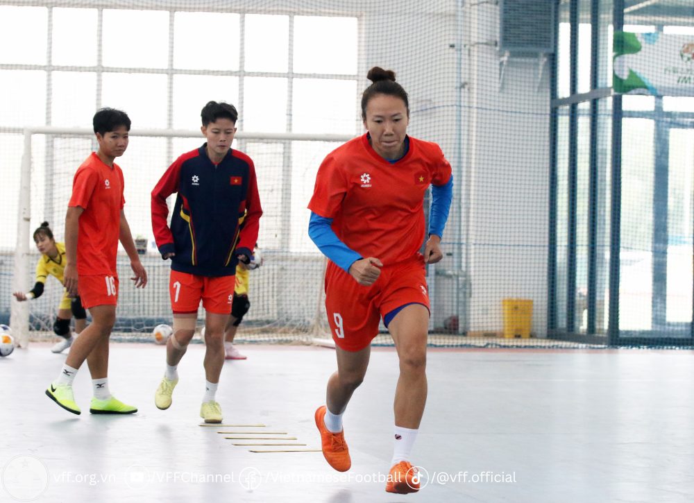 The Vietnam women's futsal team held its first training session in Inner Mongolia (China) on the afternoon of May 2. Photo: VFF