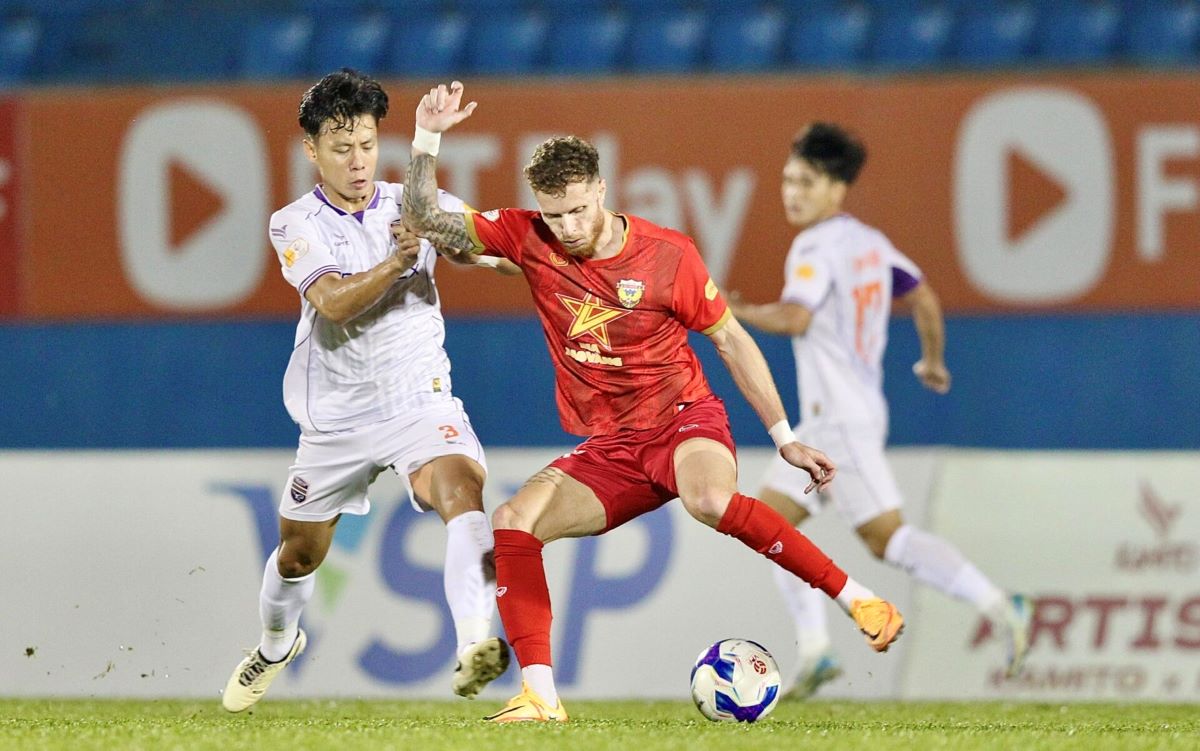 Hong Linh Ha Tinh (red shirt) was on the brink of victory against Binh Duong in the rematch. Photo: VPF
