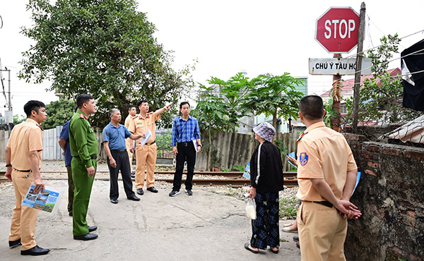 La Policia de Transito esta revisando las vias del tren en el area de la ciudad. Foto de la Policia Naval de la ciudad
