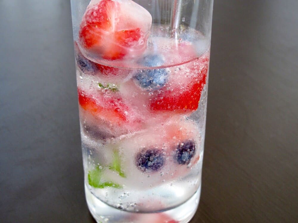 Đá viên trái cây sẽ giúp tăng hương vị thơm ngon cho nước lọc. Ảnh: Quốc Chung