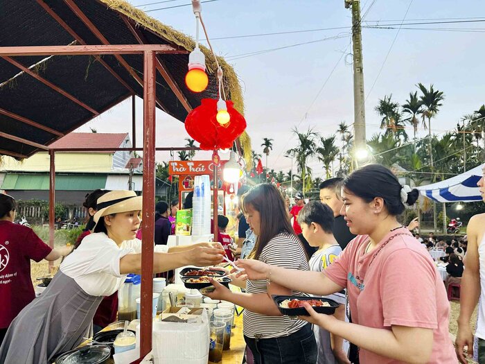 Du khach thich thu voi nhung mon an dam da tinh que. Anh: Xuan Hoanh.
