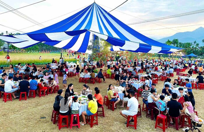 Decenas de miles de personas han venido a disfrutar de la cocina local en la aldea de Binh Thanh, en la comuna de Hang Nhan, distrito de Nghia Hanh, provincia de Quang Nam. Foto: El manantial azul.