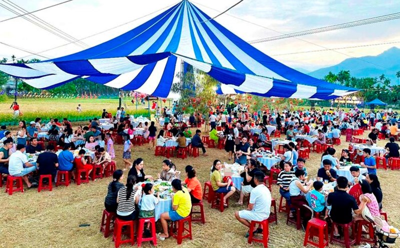 Tens of thousands of people come to enjoy their hometown's cuisine in Binh Thanh village, Hanh Nhan commune, Nghia Hanh district, Quang Ngai province. Photo: Xuan Hoanh.