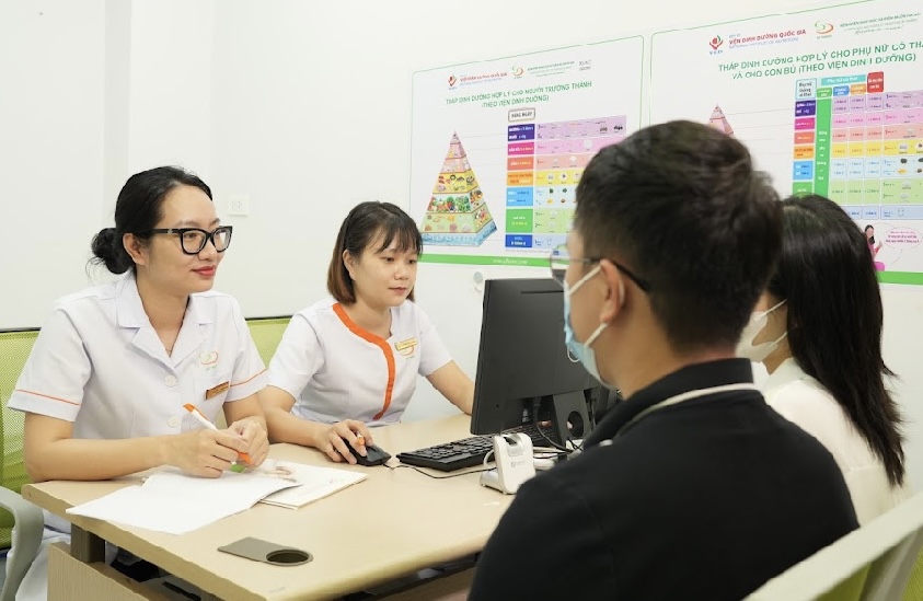 Dr. Bui Thi Phuong Hoa, Head of the Department of Scientific Research and Training - Genetic Doctor, advises patients on single-genetic genetic diseases. Photo: BVCC