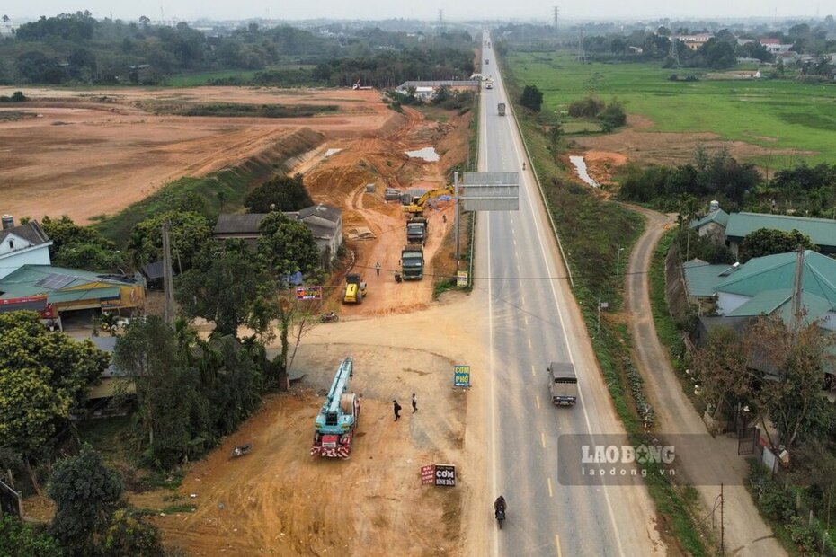 Cong ty TNHH Xay dung Tu Lap dang thi cong tuyen duong noi 2 cao toc tai thi xa Phu Tho. Anh: To Cong.