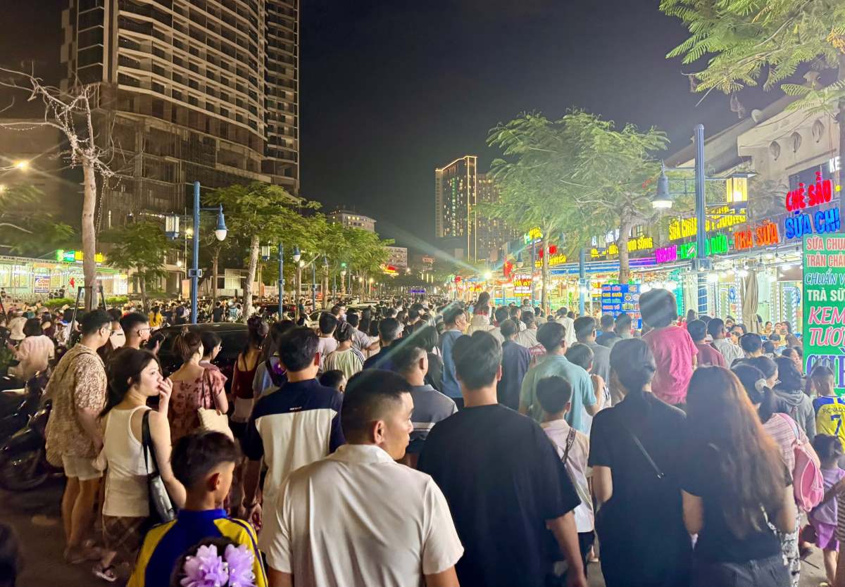 El Centro de Bai Chay, Ha Long, provincia de Quang Ninh, lleno de visitantes en la noche del 1 de mayo de 2025. Imagen de Nguyen Hung