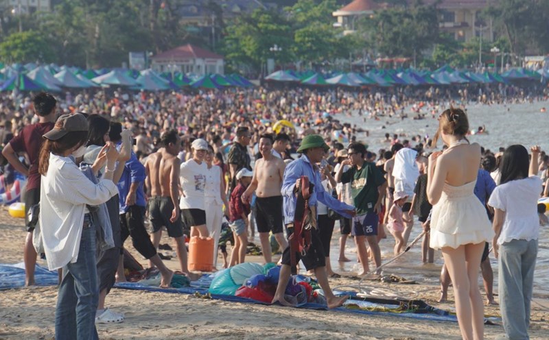 Do Son beach in the 2.5 mlide. Photo: Hoang Khoi