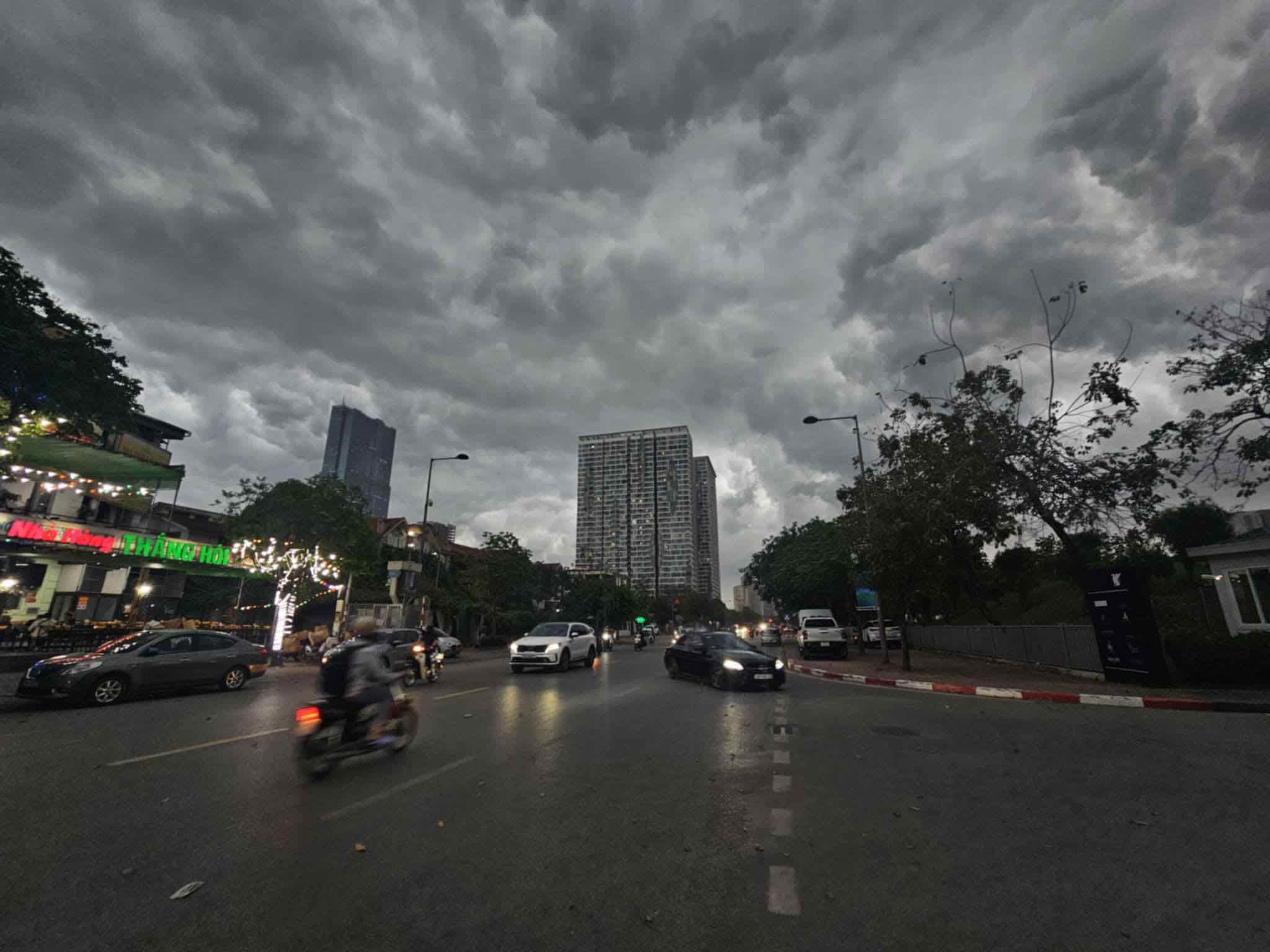 Du bao thoi tiet hom nay 3.5: mua rao va dong rai rac tren ca nuoc. Anh: Huu An