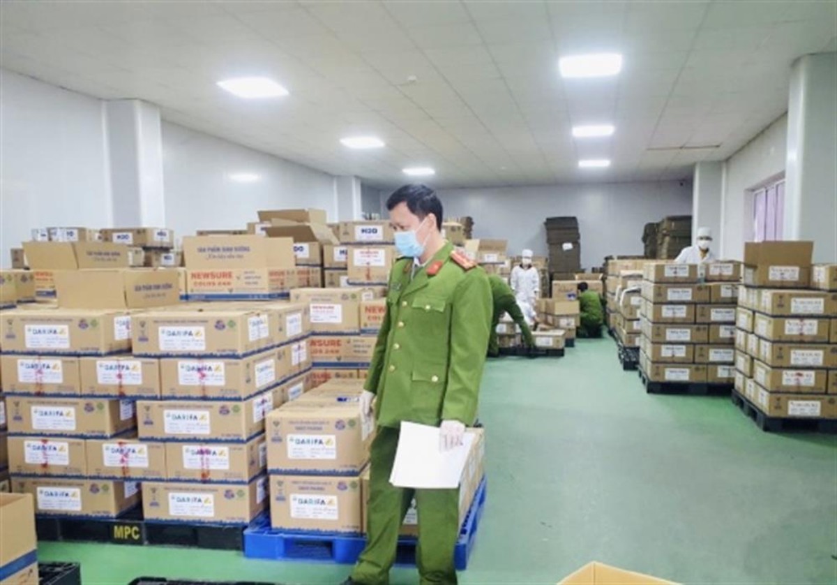 The investigation agency has just seized thousands of boxes of fake milk. Photo: VGP