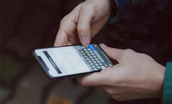 Limit phone use before bed to ensure health. Photo: Tuan Dat