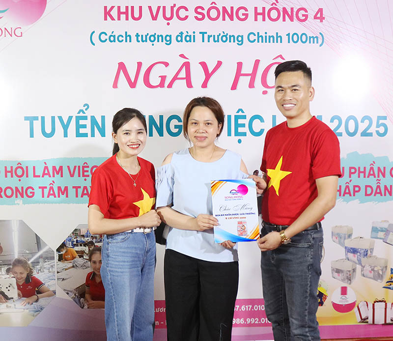 Worker Le Hong Van was lucky to win a special prize of 1 tael of gold from the company. The gold draw program for new workers will be held from January 2, 2025 to April 29, 2025. Photo: Minh Huong