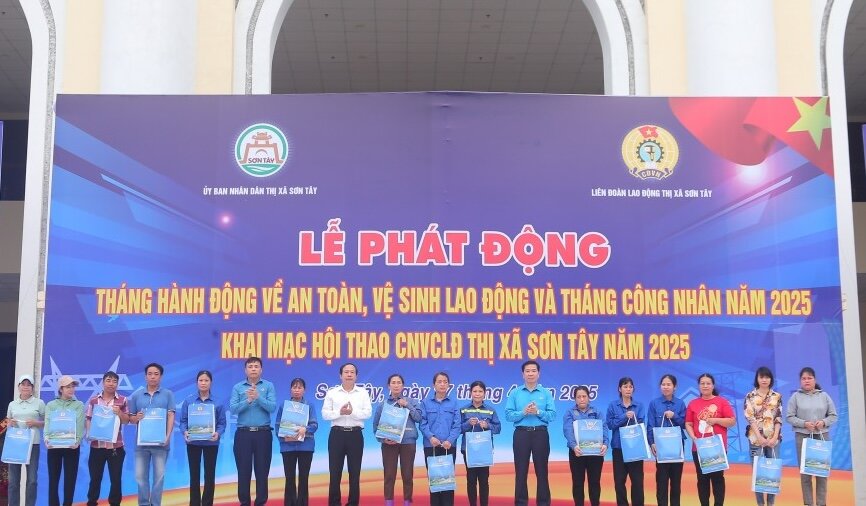 Union members and workers in difficult circumstances who have had work accidents in Son Tay town received support at the launching ceremony of Workers' Month and Month of action on occupational safety and hygiene. Photo: Trade Union