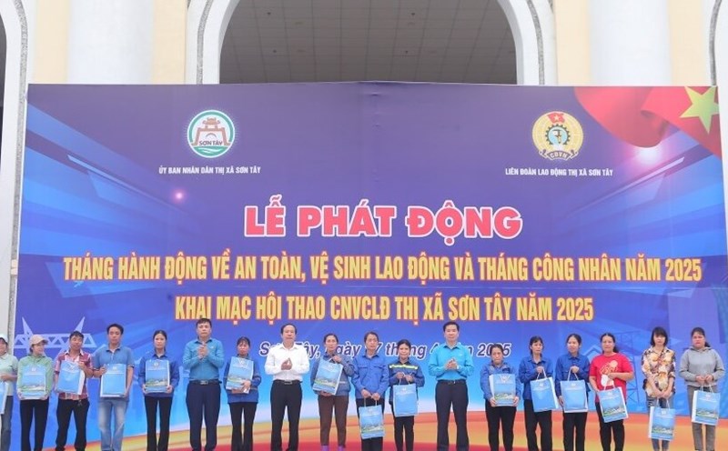 Union members and workers in difficult circumstances who have had work accidents in Son Tay town received support at the launching ceremony of Workers' Month and Month of action on occupational safety and hygiene. Photo: Trade Union