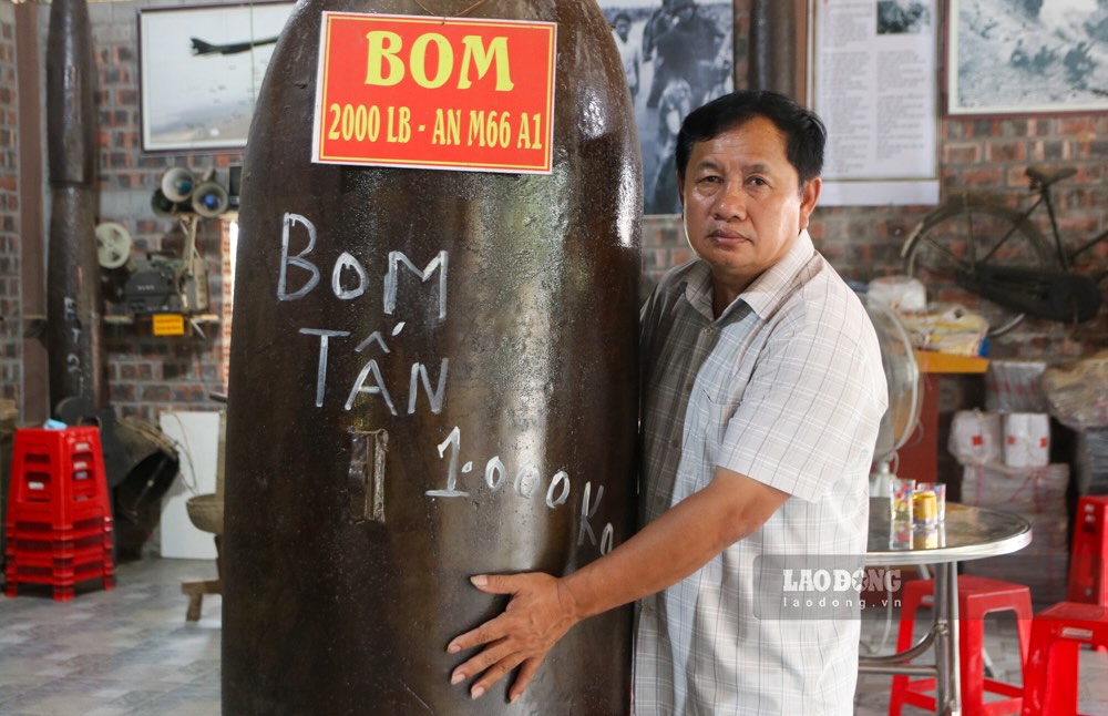 El dueño de la casa de bombas junto a una de las carcasas de la gran bomba que queda despues de la guerra.