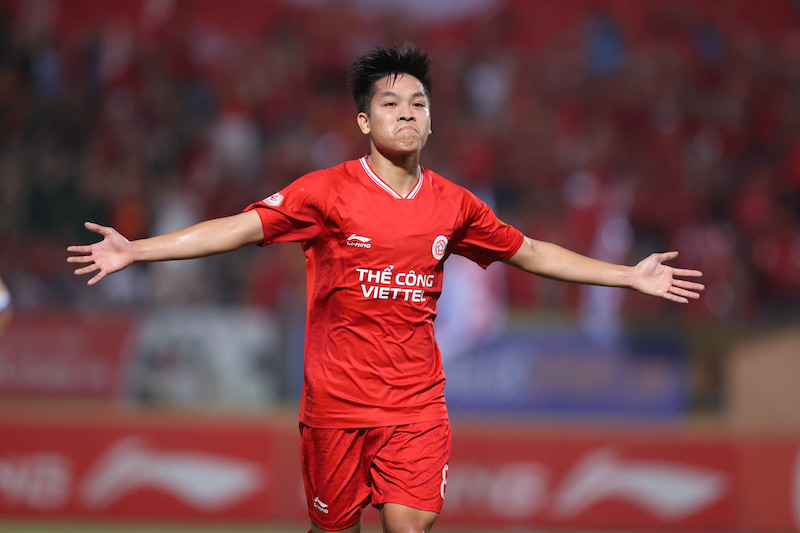 Huu Thang scored a double in The Cong Viettel's victory. Photo: Nhat Anh