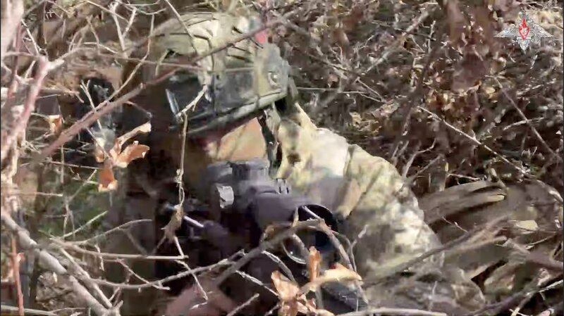 Los rusos tienen a los francotiradores. Imagen: cortada de un video del Ministerio de Defensa ruso