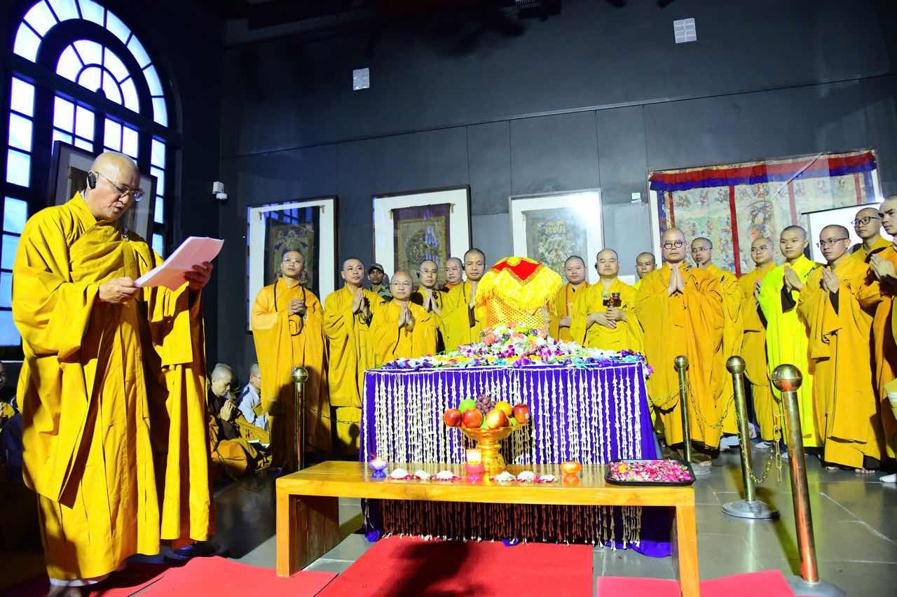 El Buda fue venerado en Vietnam durante 18 dias. Los budistas, los residentes y los visitantes... pueden contemplar el beneficio del Buda. Foto: La Joya del Este