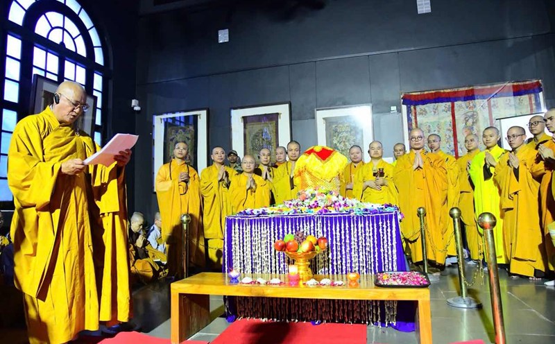 Buddha's benefits are honored in Vietnam for 18 days. Buddhists, people and tourists... can worship the Buddha's hand in praise. Photo: Ngoc Dong