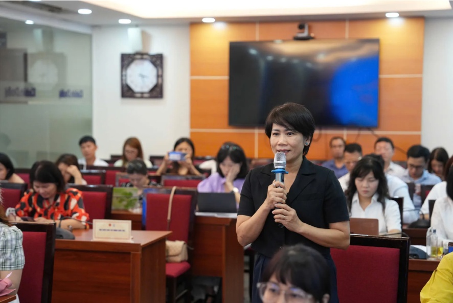 Bà Bùi Thị Diệu Linh – Giám đốc Cao cấp Trung tâm dịch vụ vận hành khách hàng cá nhân, Ngân hàng TMCP Kỹ thương Việt Nam Techcombank đặt câu hỏi tại tọa đàm