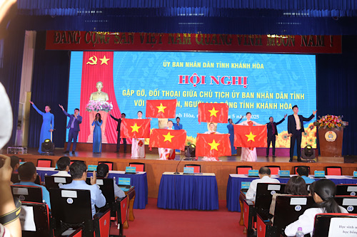 Meeting and dialogue conference with union members and workers with Chairman of Khanh Hoa Provincial People's Committee in 2026. Photo: Phuong Linh