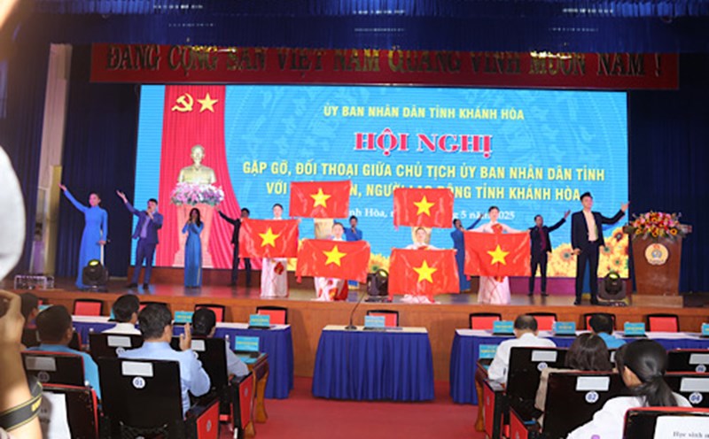 Meeting and dialogue conference with union members and workers with Chairman of Khanh Hoa Provincial People's Committee in 2026. Photo: Phuong Linh