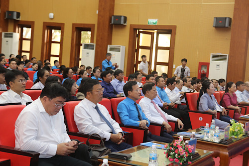Chủ tịch UBND tỉnh Khánh Hòa đối thoại với công nhân lao động. Ảnh: Phương Linh