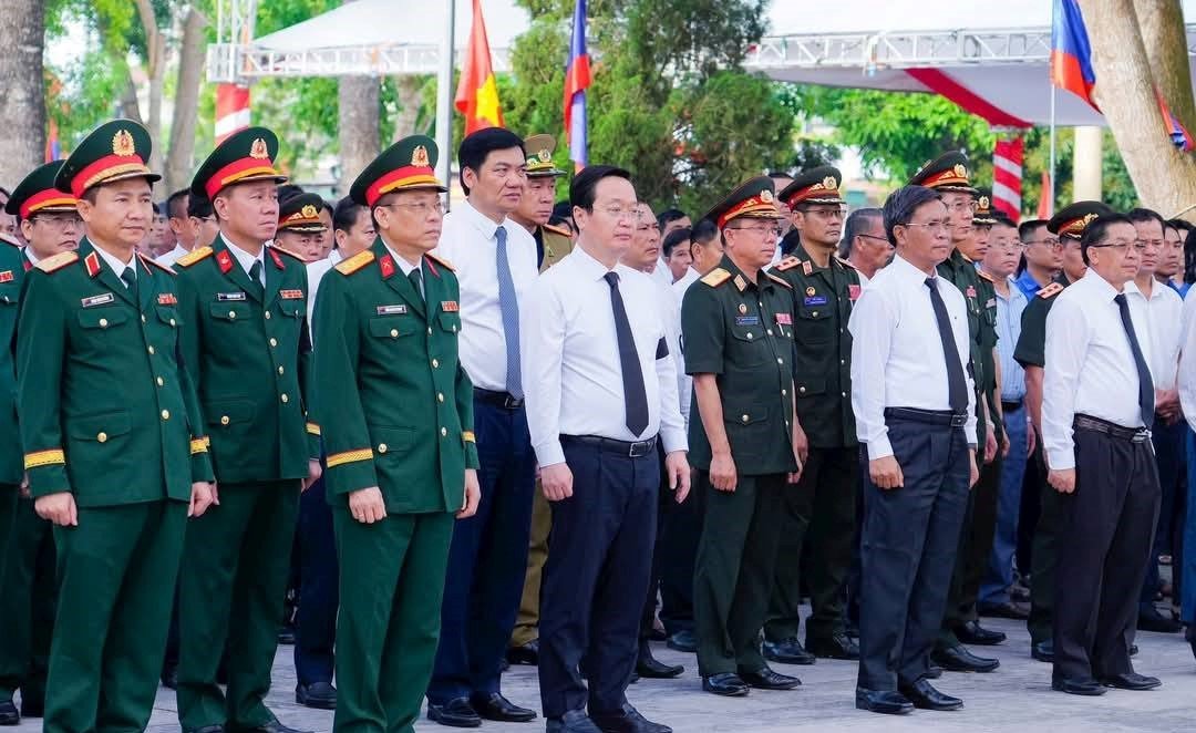 Các đại biểu tưởng niệm các anh hùng liệt sĩ. Ảnh: Ngọc Anh