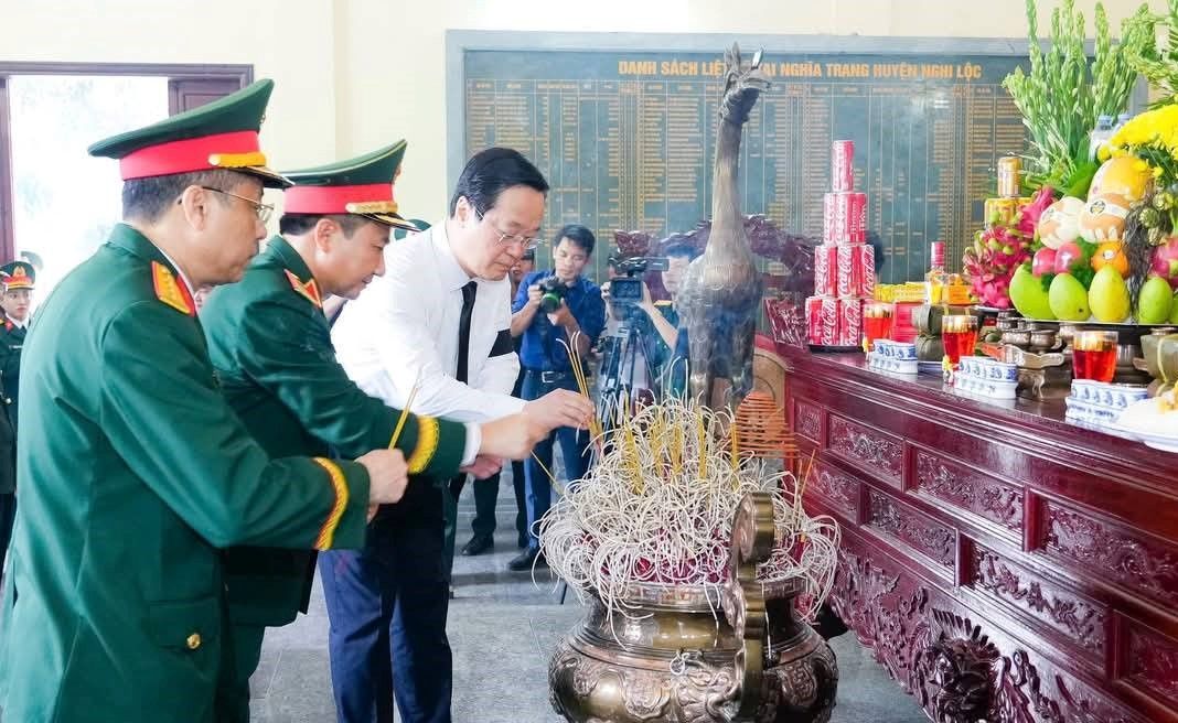 Bí thư Tỉnh ủy Nghệ An Nguyễn Đức Trung và các đại biểu dâng hương tưởng niệm các anh hùng liệt sĩ. Ảnh: Ngọc Anh