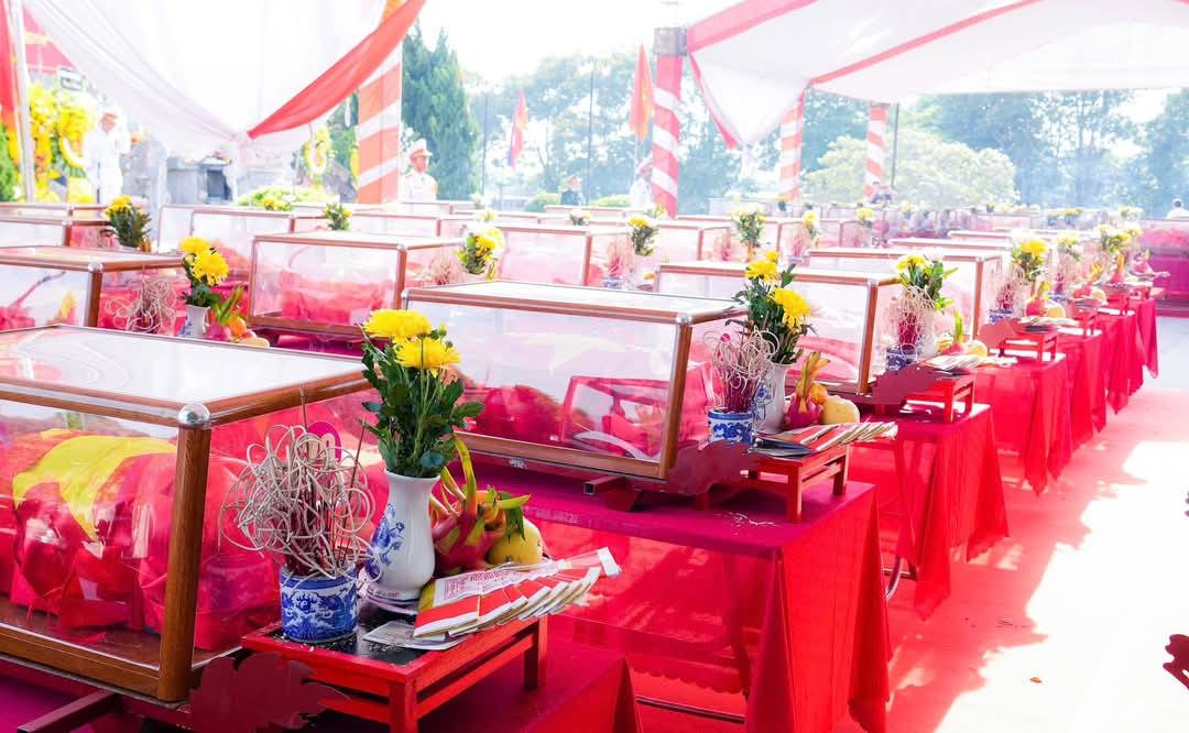 The memorial service and burial of the remains of 76 Vietnamese martyrs who died in Laos was solemnly held in Nghe An. Photo: Ngoc Anh