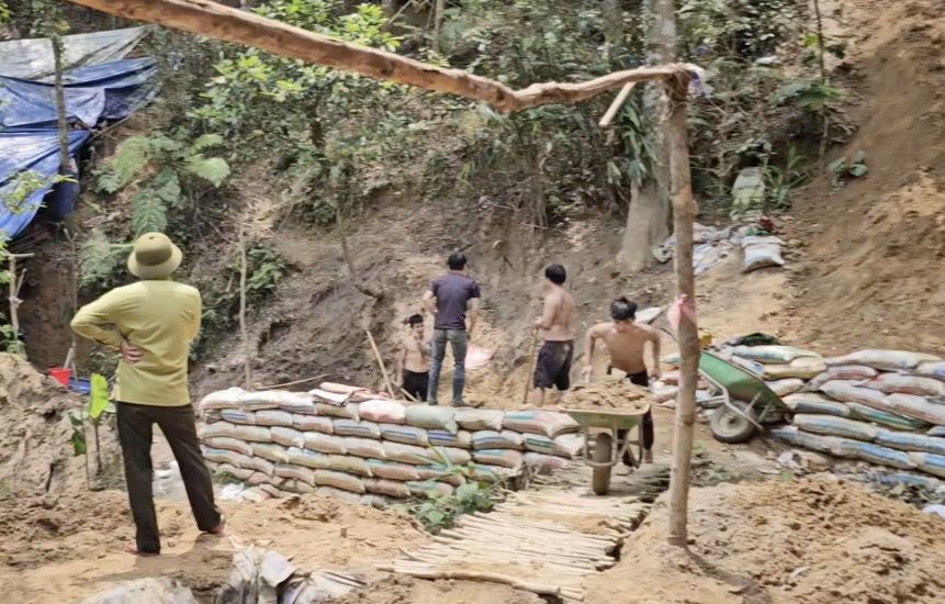PV Lao Dong Newspaper (Fruit) disfrazado de fuerzas de proteccion forestal para invadir una ubicacion ilegal de mineria de oro entre los bosques de proteccion. Foto: PV