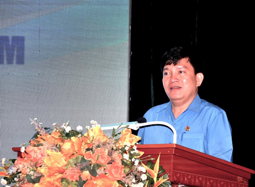 Vice President of the Vietnam General Confederation of Labor Nguyen Xuan Hung spoke at the conference to deploy the Charter of the Vietnam Trade Union (term XIII). Photo: Que Chi