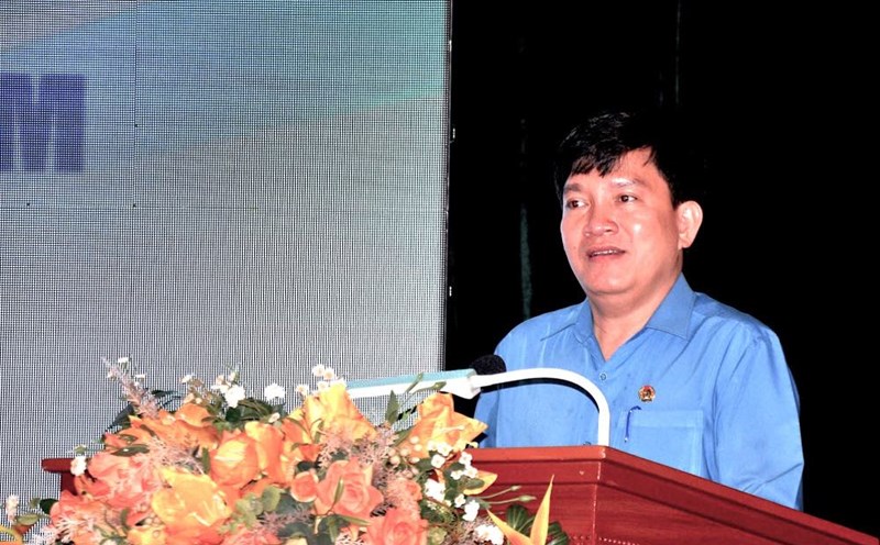 Vice President of the Vietnam General Confederation of Labor Nguyen Xuan Hung spoke at the conference to deploy the Charter of the Vietnam Trade Union (term XIII). Photo: Que Chi