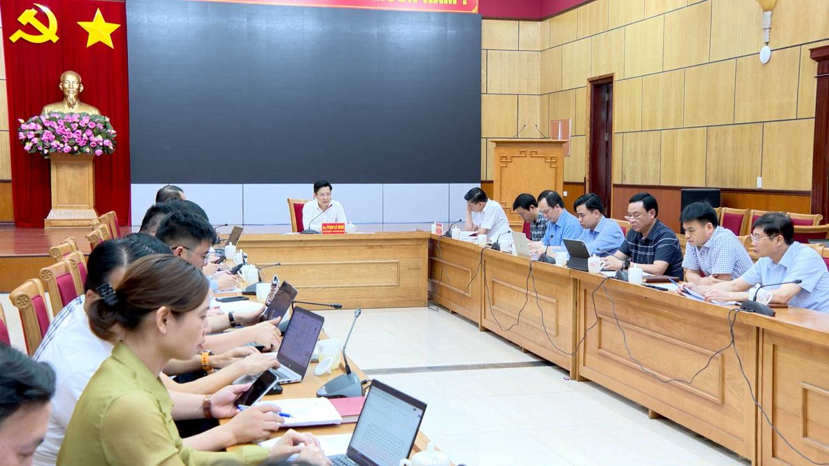 The People's Committee of Cam Pha City, Quang Ninh Province, met to consider and propose solutions for cases of early retirement and termination of employment according to Decree 178 and Decree 67 of the Government. Photo: Cam Pha City Information Office