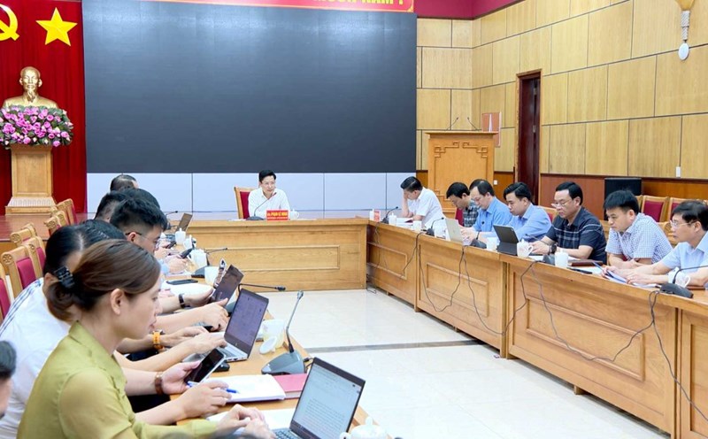 The People's Committee of Cam Pha City, Quang Ninh Province, met to consider and propose solutions for cases of early retirement and termination of employment according to Decree 178 and Decree 67 of the Government. Photo: Cam Pha City Information Office