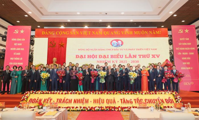 Đồng chí Nguyễn Hòa Bình - Ủy viên Bộ Chính trị, Phó Bí thư thường trực Đảng ủy Chính phủ, Phó Thủ tướng thường trực Chính phủ - cùng các đồng chí Lãnh đạo Đảng, Chính phủ chúc mừng các đồng chí được bầu vào Ban Chấp hành Đảng bộ BIDV nhiệm kỳ 2025 - 2030. Ảnh: BIDV